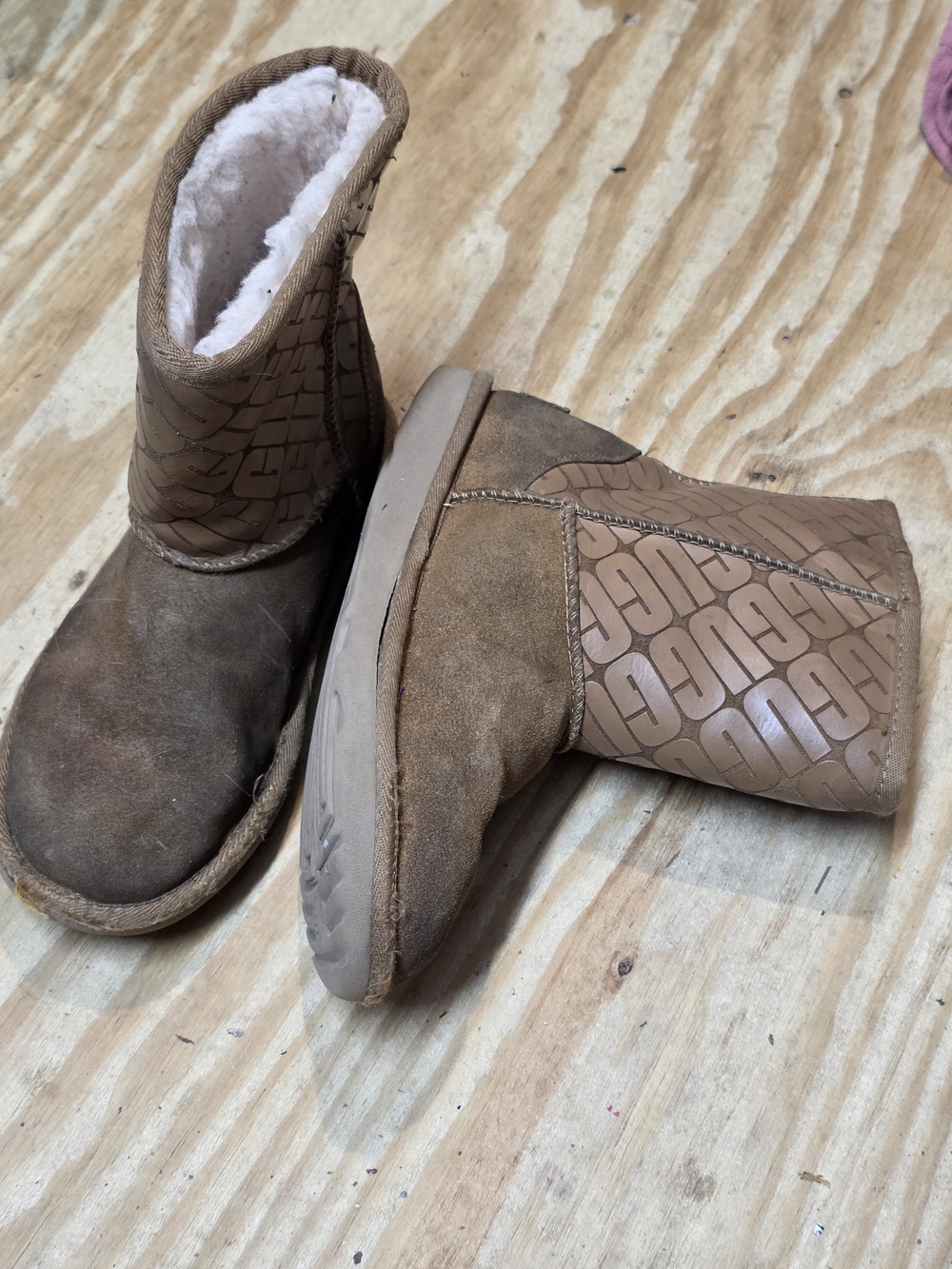 UGG Chestnut Suede Shearling-Lined Short Boots Kids 3Y Satisfactory